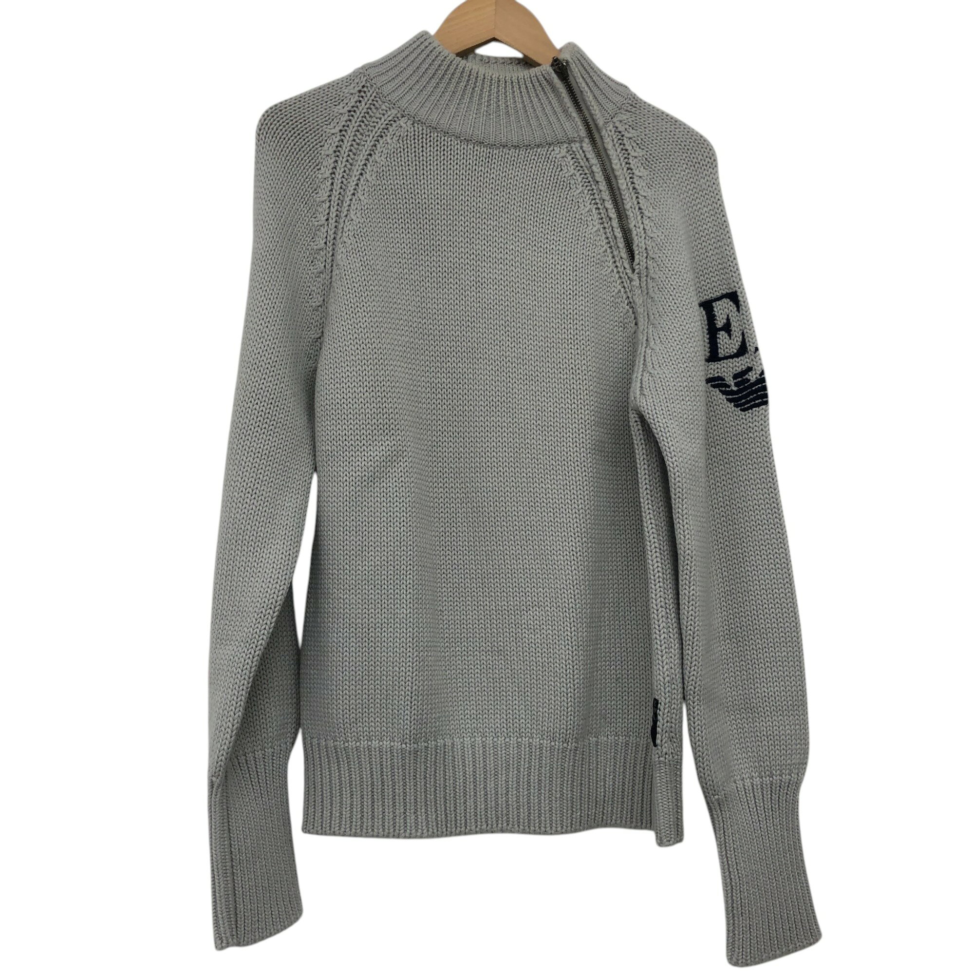 商品名 EMPORIO ARMANI/エンポリオアルマーニ/ヘンリーネック/ニット/ライトグレー/イタリア製/サイズM/メンズ/RS3224 管理番号 PDGQX5M8B95W コンディション・サイズなど この商品の参考ランクは　中古AB N 使用されていない未使用・新古品になります。 S 数回程度の使用品で、ほとんど使用感を感じない美品です。 SA 使用感があまりなく、全体的に綺麗な状態のお品です。 A 使用感は少しありますが、程度良好のお品です。 AB 多少使用感はありますが、通常の中古品の範囲内です。 B 使用感のあるお品ですが、通常の使用には差し支えありません。 C 少し難ありのお品です。場合によってはお直しが必要です。 ジャンク 難ありのお品です。お直しの必要があります。 【コンディション】 全体的な使用感はございますが、大きく目立つダメージは無く程度良好な範囲です。 【サイズ】：M 【素材】： 【色】：ライトグレー 【着丈】　約 65cm 【総丈】　約 cm 【肩幅】　約 42cm 【裄丈】　約 cm 【身幅】　約 47cm 【袖丈】　約 70cm サイズ違いによる返品・交換は致しかねます。 取扱い店舗 エコライフ 夙川店 TEL：0798-31-5026 特定商取引法・問い合わせ等 会社名 株式会社エコスモ 運営統括責任者 尾山　亮 古物商許可証 大阪府公安委員会　第621130140227号 住所 兵庫県西宮市羽衣町7-30 夙川グリーンタウン1F 電話番号 0798-31-5026 メールアドレス eco_eco_eco_life@yahoo.co.jp カテゴリ：衣料品, メンズ, トップス