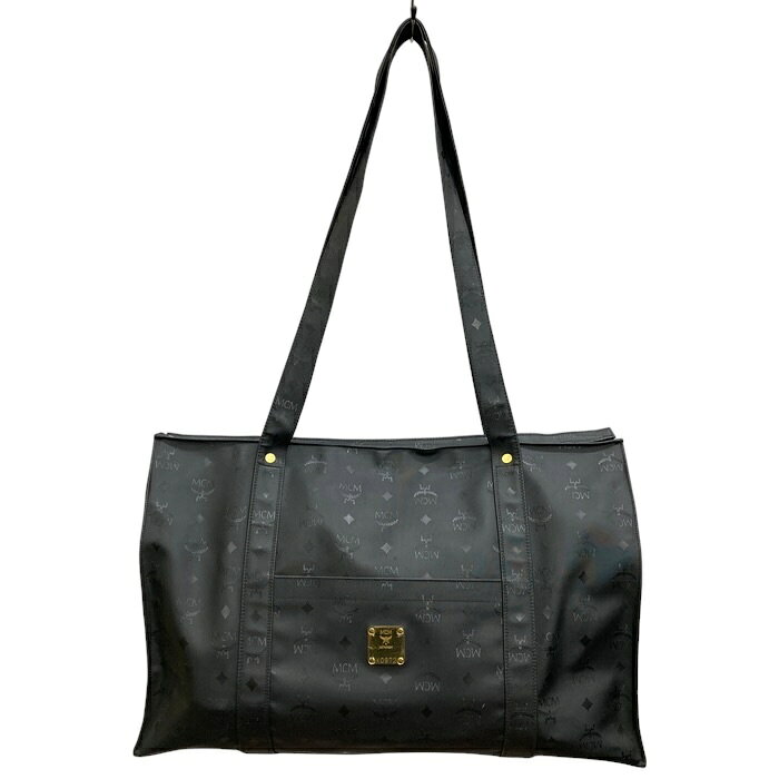 商品名 MCM/エムシーエム/トートバッグ/ショルダー/ブラック/FE0686 管理番号 PDQE9QN6KEEW 詳細 高さ 約33cm 外ポケット 1箇所 幅 約50.5cm 内ポケット 1箇所 マチ 約9cm 開閉タイプ ファスナー 色／ライン名 ブラック 持ち手 約92.5cm 型番 生産国 付属品 製造番号 参考定価：円 コンディション・サイズなど この商品の参考ランクは　中古AB N 使用されていない未使用・新古品になります。 S 数回程度の使用品で、ほとんど使用感を感じない美品です。 SA 使用感があまりなく、全体的に綺麗な状態のお品です。 A 使用感は少しありますが、程度良好のお品です。 AB 多少使用感はありますが、通常の中古品の範囲内です。 B 使用感のあるお品ですが、通常の使用には差し支えありません。 C 少し難ありのお品です。場合によってはお直しが必要です。 ジャンク 難ありのお品です。お直しの必要があります。 【コンディション】 全体的に使用感や、細かな傷、白っぽい小さな汚れ、 ファスナー部分に錆、 画像9枚目の様なシミ等が見られますが、 問題なく使用していただけます。 【ブランド】： ＜外側＞ ＜内側＞ 取扱い店舗 エコライフ 岡場店 TEL　078-982-8803 特定商取引法・問い合わせ等 会社名 株式会社エコスモ 運営統括責任者 尾山　亮 古物商許可証 大阪府公安委員会　第621130140227号 住所 兵庫県神戸市北区藤原台中町1－4－1 ステップガーデンA棟1階 電話番号 078-982-8803 メールアドレス eco_eco_eco_life@yahoo.co.jp カテゴリ：バッグ, メンズ, メンズバッグその他
