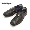 商品名 フェラガモ コインローファー ビジネスシューズ FB0842 Salvatore Ferragamo 黒 サイズ8 1/2 サイズ8.5 EE 靴 スニーカー 外箱付き【中古】 管理番号 N0010051-FB0842☆041201▽ コンディション・サイズなど この商品の参考ランクは　　B N 使用されていない未使用・新古品になります。 S 数回程度の使用品で、ほとんど使用感を感じない美品です。 SA 使用感があまりなく、全体的に綺麗な状態のお品です。 A 使用感は少しありますが、程度良好のお品です。 AB 多少使用感はありますが、通常の中古品の範囲内です。 B 使用感のあるお品ですが、通常の使用には差し支えありません。 C 少し難ありのお品です。場合によってはお直しが必要です。 ジャンク 難ありのお品です。お直しの必要があります。 コンディション ＜外側＞ つま先に多少のスレがありますが、全体的に外観は目立つダメージがなく比較的綺麗です。 ＜内側＞ 少々の汚れ・スレはありますが、大きなダメージはございません。 サイズ：8 1/2 甲幅：約16cm アウトソール幅：約9.5cm アウトソール全長：約28cm 付属品：外箱 取扱い店舗 エコライフ 岡場店 TEL　078-982-8803