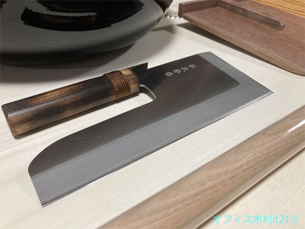 いい友 楽天市場店の炙り一閃L：炙柄27包丁・黒駒板・炙蓋ミニ打ち粉椀・くるみ麺棒・42こね鉢・フルイ・粉ほーき・そば粉・麺台L（そば打ちセット）オフィス木村it21 ab52｜アングル2