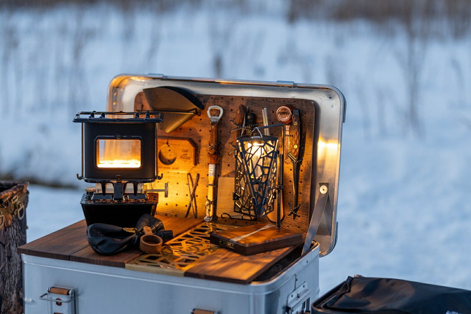 ウィンナーウェル アイロンストーブ WINNERWELL キャンプ ミニストーブ オイルランタン 暖房 照明 調理が可能な 小型ストーブ おしゃれ インテリア 大切な方へのプレゼント 贈り物 としても キャンプ アウトドア 2年保証【日本正規品】 - Image 2