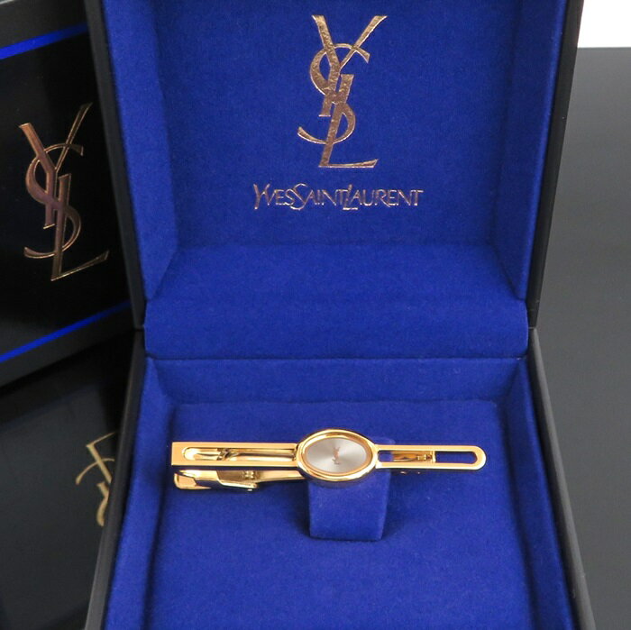 【ブランド名】 　● YVES SAINT LAURENT イヴサンローラン 【アイテム名】 　● カフス 【素材】 　● 金属 【サイズ】 　● 縦 1cm 横 5.3cm （1個あたりフェイス部分・若干の誤差はご容赦ください） 【付属品】 　● ケース 【状態コメント】 中古・長期保管品です。 若干のスレや小傷はありますが、状態は良好です。 詳しくは画像にてご確認ください。 【画像について】モニターの発色の具合によって実際のものと色が異なる場合がありますので、ご了承ください。　