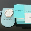 【ブランド名】 　● TIFFANY＆Co. ティファニー 【アイテム名】 　● マネークリップ 【素材】 　● スターリングシルバー925 【サイズ】 　● 縦 4.3cm　横 3.8cm 　 重さ 20.5g 　　（若干の誤差はご容赦ください） 【付属品】 　● 保存袋・外箱 【状態コメント】 長期保管品です。小傷がございますシルバーの性質上、経年変化による変色がございますが、磨き等のお手入れをしていただくと艶を保つことができます。詳しくは画像にてご確認ください。 【画像について】 モニターの発色の具合によって実際のものと色が異なる場合がありますので、ご了承ください。