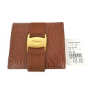 【ブランド】 　●Salvatore Ferragamo サルバトーレ・フェラガモ 【アイテム名】 　● 二つ折り財布 【サイズ】 　● 縦 9.5cm　横 10cm 厚み 1.5cm 　（若干の誤差はご容赦ください。） 【仕様】 　● 間口　スナップ 　●札入れx1 　●小銭入れx1 　●カード入れx2 　●ポケットx2 【付属品】 　● なし 【状態コメント】 中古・長期保管品です。 金具に若干のスレ傷がございますが、使用感のほとんどないお品です。 詳しい状態は画像にてご確認ください。 【画像について】 モニターの具合によって実際のものと発色が異なる場合がありますので、ご了承ください。