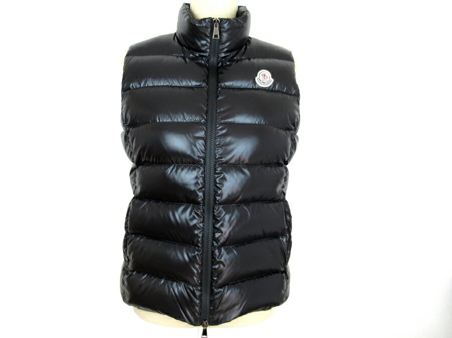 【ブランド】 　● MONCLER モンクレール 【アイテム名】 　● GHANY GILET ガーニー ジレ ダウンベスト 【素材】 　● 表地：ナイロン100% 　　 裏地：ナイロン100% 　　 詰物：ダウン90% フェザー10% 【サイズ】 　● 記載サイズ：3 　● 約　着丈58cm 肩幅38cm 身幅52cm 　　（平置き採寸しております。若干の誤差はご容赦ください） 【カラー】 　● ブラック 【付属品】 　● モンクレール オリジナルハンガー 【状態コメント】 右肩部分に若干の白っぽい薄汚れが見られます。その他は細かな見落としがある場合もございますが、ダウンのへたりやシミ、ほつれ等は見当たらず状態は良い商品です。詳しくは写真もご参考ください。 【画像について】 モニターの具合によって実際のものと発色が異なる場合がありますので、ご了承ください。