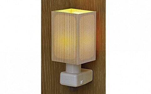 ■ブリスターパック入り ■0.5W　E12　LED電球付 ■スイッチ付　コンセント付 ■材質：木 ■サイズ：H110XW50XD75 ■重量：0.12kg 注） 1. 雨や水滴のかかる状態や湿度の高い 　ところで使用しないでください。 2....