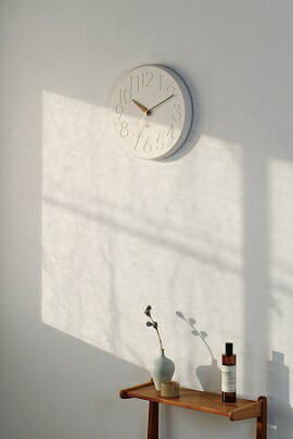 ポリレジンのサラリとした質感の文字盤にウッドの針を合わせたあたたかみのあるウォールクロック。 細いラインで数字を彫り込んだ立体感のある文字盤にゴールドの秒針が映える上品なデザインです。 ■サイズ：φ30.5×D3cm ■重量：0.9kg ■...