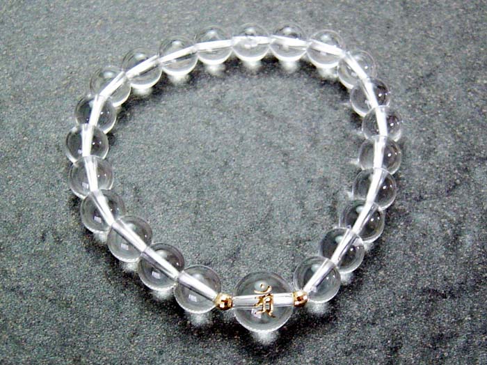 　 商品名 18K梵字彫刻入り水晶ブレスレット　アン 商品説明 シンプルなブレスレットです。 アンは普賢菩薩 のことでたつ年、へび年の方の御守御本尊とされております。 また梵字が彫られている両側には18kのミラーボールが挟んであります。 サ...