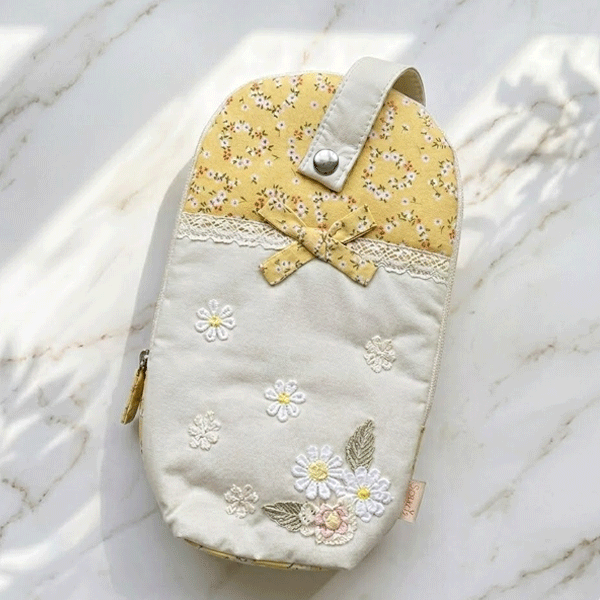 ペットボトルホルダー　ペットボトルケース　マグポーチ　スーリー　Souris　アイボリー　花柄　刺繍　1点のみポスト投函OK！