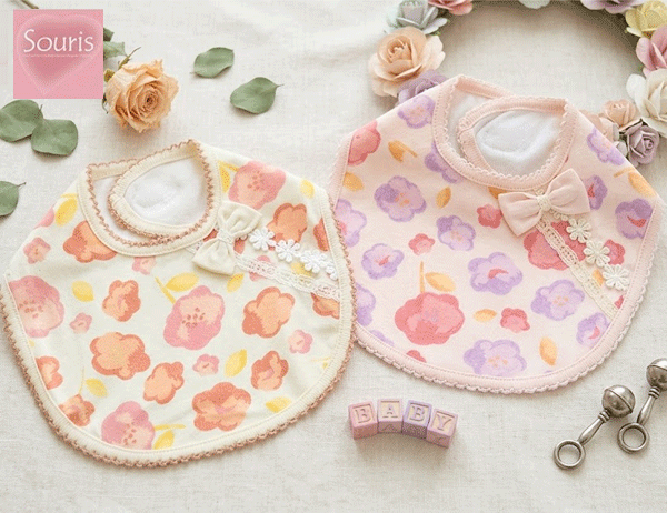 Bib - スーリー　Souris　スタイ　ビブ　よだれかけ　アイボリー　ピンク　花柄　フラワー柄　女の子　女児　かわいい　おしゃれ　リボンモチーフ　お花モチーフ　出産祝い　ベビーギフト　プレゼント　プチプラギフト　出産準備　3点までクロネコゆうパケット発送OK!