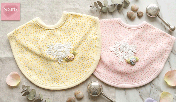 Rakuten - Souris　スーリー　小花柄×お花の刺繍　スタイ　よだれかけ　アイボリー　ピンク　出産のお祝いやプレゼントに喜ばれるアイテムです♪　3点までクロネコゆうパケット発送OK!