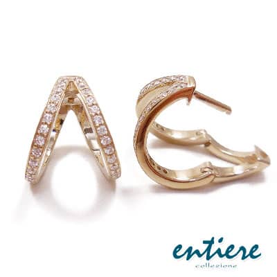 自分へのご褒美に、大切な人への贈り物にもぴったり。 シルバー925　SV925　アクセサリー 誕生日　結婚記念日　母の日　プレゼント　贈り物　ギフト ホワイトデー オフィス　ビジネス　カジュアル　パーティー　結婚式　二次会　ブライダル 入学式　入園式　卒業式　卒園式　スーツ　冠婚葬祭　謝恩会　披露宴 10代　20代　30代　40代　50代　60代　あす楽 大人可愛いプチサイズ中折れピアス サイズ 約 1.4cm × 1.2cm × 1.3cm 重量 約 3.5g 素材 シルバー925ゴールドカラーコーティングキュービックジルコニア 留め具 中折れ（キャッチレス）デザイン一体化でキャッチ部分が可動式のため、耳たぶに装着後パチンと閉じればOK 刻印 あり 生産国 タイ 注意 ポストがあまり長くないので耳たぶが厚い、ホールが小さめな方にはおすすめできません。 お使いのモニターやPCスペックにより、商品の色が実際と異なる場合がございます。サイズは弊店スタッフが計測しております。多少異なる場合もございますので、目安としてご参照ください。仕入れ時期により、仕様変更や表記のサイズより前後することがございます。ご了承下さいませ。大人可愛い小ぶりなピアス。中折れ仕様、キャッチレスのためキャッチ紛失の心配なし！キュービックジルコニアがあしらわれているので、光の当たる角度によって輝きが変化します。 Detail Size サイズ約 1.4cm × 1.2cm × 1.3cm 重量約 3.5g 素材シルバー925ゴールドカラーコーティングキュービックジルコニア 留め具中折れ（キャッチレス）デザイン一体化でキャッチ部分が可動式のため、耳たぶに装着後パチンと閉じればOK 刻印あり 生産国タイ 注意ポストがあまり長くないので耳たぶが厚い、ホールが小さめな方にはおすすめできません。 必ずご確認ください お使いのモニターやPCスペックにより、商品の色が実際と異なる場合がございます。 サイズは弊店スタッフが計測しております。多少異なる場合もございますので、目安としてご参照ください。 仕入れ時期により、仕様変更や表記のサイズより前後することがございます。ご了承下さいませ。 シルバー925 "925"は、銀の含有量を表します。シルバー925とは『銀：92.5%』と、主に『銅：7.5%』との合金を指します。銀はとても柔らかく、100％素材では強度が不足します。 そこで上記のような合金にして"強度を補っている"というわけです。 簡単なお手入れ方法 研磨剤を含まない柔らかい布で拭いてください。シルバー用の磨き布をご使用されると、表面のコーティングはがれの原因となります。