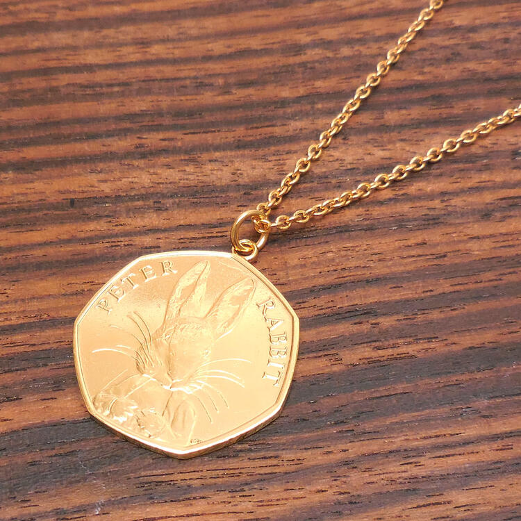 ネックレス ペンダント レディース ビアトリクス・ポター生誕150年記念コイン 50ペンス 2016年発行 ゴールドカラー プレゼント ギフト 贈り物