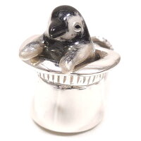 サツルノ:帽子に入ったペンギンのシルバーピンブローチ