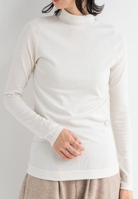 カラー ☆オフホワイト 素材 ☆吸湿発熱加工　カットソースムス ポリエステル70％レーヨン28％ポリウレタン2％ サイズ ☆サイズ表示「M」 平置き採寸・実寸は、 身丈約62cm肩巾約33cm胸巾約42cm袖丈約60cm 衿巾（高さ）約4．5cm ☆複数点お求めで￥3，980（税込）以上になる場合は、 「当社都合の配送方法」にて「送料無料」でお送りさせて頂きます。 ご了解下さい！☆吸湿発熱カットソーモックネック（ハイネック）！ ☆素材を改良して薄手なのに暖かく、ストレッチも効いた着心地を重視した素材にしています！ ☆身体に素肌に気持ちの良い肌触り（質感）素材とフィットするようなサイズ感にしています！