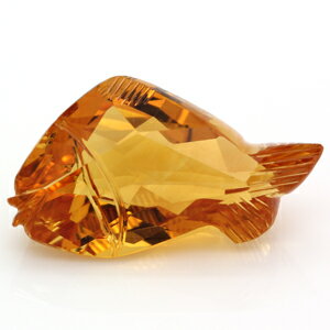 　　商品説明 　ブラジル産の天然シトリン(黄水晶)です。魚の形にカットされた宝石は非常に珍しいです。10倍のルーペで見る限り、中傷・インクルージョンはありません。 石　種 天然シトリン（黄水晶） 重　さ 17.56 カラット 大きさ 約 25.2×14.2×9.9 mm 原産地 ブラジル 硬　度 7 品　質 A　A'　B　B'　C 色　彩 A　A'　B　B'　C カ ッ ト A　A'　B　B'　C ※ 評価はその石種の中での評価です。 モニターの設定により、多少色が異なる場合があります。重さ・サイズ等は計測機器により異なる場合があります。 1万円以上のルースの場合、ご希望の方にはソーティングメモを無料で作成いたします。発送は一週間程度必要となります。ご希望の場合はドロップダウンメニューよりご指定ください。 鑑別書がご必要の場合は、ジェムグレーディングシステムジャパンにて1点3,960円にてお取りいたします。他の鑑別機関についてはご相談ください。 　ルースケース 1万円以上のルースには、豪華合皮のルースケースが付いています。 サイズ：約60×57×26mmCitrin 17.56ct