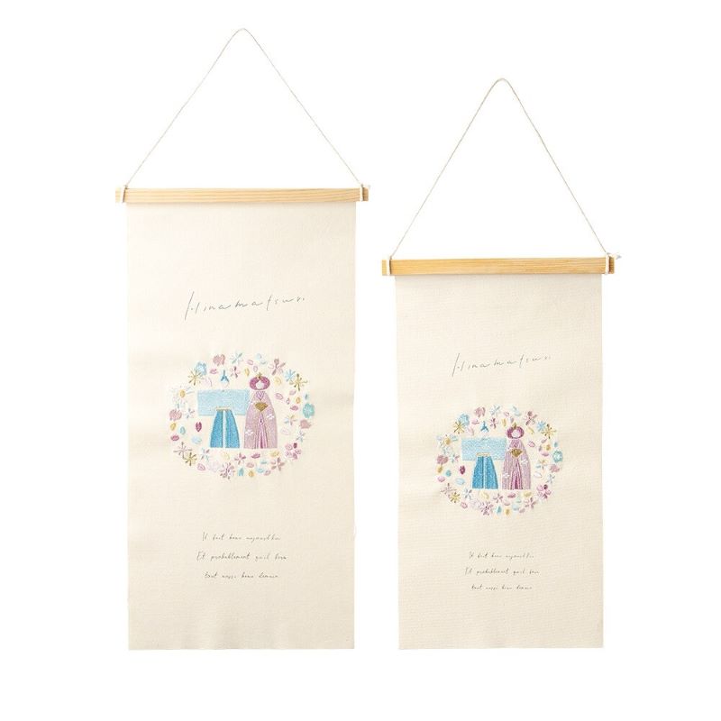 おひなさま お雛様 ひな祭り 刺繍 ししゅう タペストリー 【 立ち雛 】 今どき おしゃれ 四季 壁掛け インテリア 手軽 飾り インテリア雑貨 おしゃれ 玄関 居間 リビング 寝室 周り かわいい 大人かわいい雑貨 季節感を味わう ギフト 本年新作