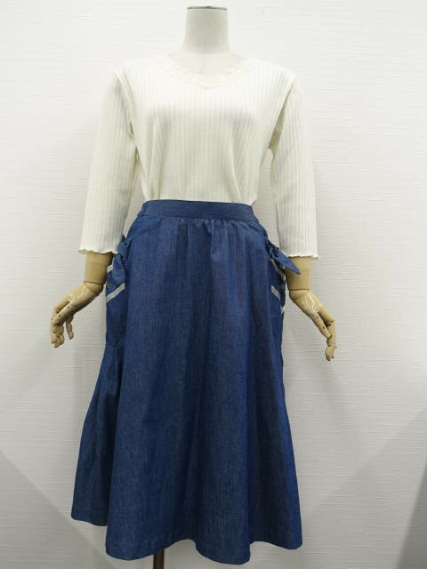 美品 AYA&UNE 七分袖ニットカットソー+ロング丈デニムフレアスカート コーディネート上下2点セット L相当 ホワイト 花柄/ブルー カジュアル・ガーリー系...