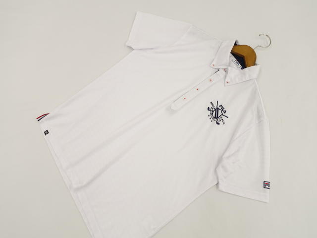 ブランド名 FILA表記サイズLL 実寸（cm）着丈：72(内スリット 5 cm) 肩幅：45.5 身幅：55×2 袖丈：23 表記素材ポリエステル 100% 色・柄ホワイト地 ダイヤ柄　ネイビー　ロゴ 備考欄替えボタン付き不備・汚れ等-状態ランクA管理番号260109-18-Kメンズ 美品 フィラ FILA 洗える半袖 ポロシャツ ゴルフウェアLL ホワイト地 ダイヤ柄 ネイビー ロゴ 【メール便可】 【中古】 ※S〜DランクはUSED品となりますので、使用感をご理解の上でご購入下さい。→ 状態ランクについて伸縮性が良く、艶のある布地です。爽やかな色合いがお洒落です。表記サイズLL 実寸サイズ着丈：72(内スリット 5 cm) 肩幅：45.5 身幅：55×2 袖丈：23 表記素材ポリエステル 100% → サイズガイド一覧※基本的に実寸平置きです。何分採寸の専門ではありませんので多少の誤差はご了承下さいませ。少しでもサイズが気になる場合は、事前にご質問頂ければと思います。※ご使用のモニターや端末によっては、お色が若干異なる場合がございます。→ この商品と同じブランドの商品を見る