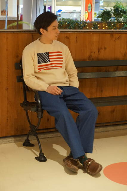 アメリカの、KNIT老舗FACTORYから、コットンセーターのご紹介です。100％　COTTON素材で、フロントに　”AMERICAN　FLAG”　CREW！人気の、大きめの星条旗は