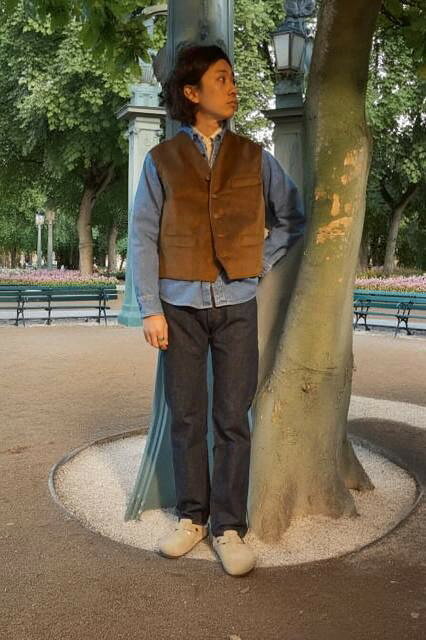 ■商品の基本的な情報について ━━━━━━━━━━━━━━━━ 素材 【本体】　FRONT：85％　COTTON　(300Wale　Rush Corduroy) 　　　　15％　POLYESTER BACK　：33％　COTTON 　　　　67％　POLYESTER　モデル着用サイズは48サイズです（身長181cm、体重63Kg） サイズ 48 着丈56cm　身幅52cm　 肩幅42cm 50 着丈57cm　身幅55cm　 肩幅43cm 特徴 『LE LABOUREUR』 1956年創業のフランス最古のワークブランドで、フランス東部の田舎町ディゴアンの地で設立。南フランスのマーケットで、作業服を販売していた創業者のPEIMO ZELANTIが古い 農夫の作業服からインスピレーションを得て、地元の資材と高品質な素材を使った自身のブランドLE LABOUREUR(ル・ラブルール)の生産スタート。地元の資材と,高品質な素材に拘り、それらを使って制作され続けています。現在もその伝統を2代目のJEAN CHARLESが受け継ぎ、家族経営の自社工場で生産を続けています。今もなを生地から縫製まで全ての工程をフランス人によって作られている,メイドインフランスを代表するファクトリーブランドです。。。。。この商品は、フランス最古の老舗ユーロワークブランド【Le Laboureur /ル ラブルール】から、Gilet tailleur veloursのご紹介！ フランス製ベルベット(DARKBEIGE　コーディロイ)仕立てのベスト！コットンと、ポリエステル混紡の、300ウェールラッシュコーデュロイを使用したテーラードフィットのジレ。。フロントには左胸一つと、腰、両サイドに二つのポケット、、内ポケットも一つあり、充実の収納力、、バックには（薄めのBEIGE仕様）、生地違いの綿ポリ混紡素材で、濃淡色のイメージとなっています。。バック腰あたりにドローストリング付きでテーラードスタイルの魅惑的なベスト。。WORK　STYLEと言えども、そこは素材も製作もフランス製に拘り、、エレガンスとLE LABOUREURブランドの熟練の技が融合したGilet tailleur velours。。シッカリとした素材感はフレンチワークの匂いを残しつつ、着心地の良さと洗練された雰囲気は、装いを格上げするだけでなく、正真正銘のフランスの職人技が光ります。ジャケットや、デニムジャケットのインナー、、又、ドレスアップのコーディネートにも、一年中活躍できるアイテムです。 　 注意 ※この商品は当店実店舗でも販売しております。在庫数の更新は随時行っておりますが、 お買い上げいただいた商品が、品切れになってしまうこともございます。 その場合、お客様には必ず連絡をいたしますが、万が一入荷予定がない場合は、 キャンセルさせていただく場合もございますことをあらかじめご了承ください。 ※画面上と実物では多少色具合が異なって見える場合もございます。ご了承ください。『LE LABOUREUR』 （ル・ラブルール） 　コーディロイテーラードベスト　フレンチワーク　MADE　IN　FRANCE　正規取扱店 ■BRAND CONCEPT『LE LABOUREUR』 1956年創業のフランス最古のワークブランドで、フランス東部の田舎町ディゴアンの地で設立。南フランスのマーケットで、作業服を販売していた創業者のPEIMO ZELANTIが古い 農夫の作業服からインスピレーションを得て、地元の資材と高品質な素材を使った自身のブランドLE LABOUREUR(ル・ラブルール)の生産スタート。地元の資材と,高品質な素材に拘り、それらを使って制作され続けています。現在もその伝統を2代目のJEAN CHARLESが受け継ぎ、家族経営の自社工場で生産を続けています。今もなを生地から縫製まで全ての工程をフランス人によって作られている,メイドインフランスを代表するファクトリーブランドです。