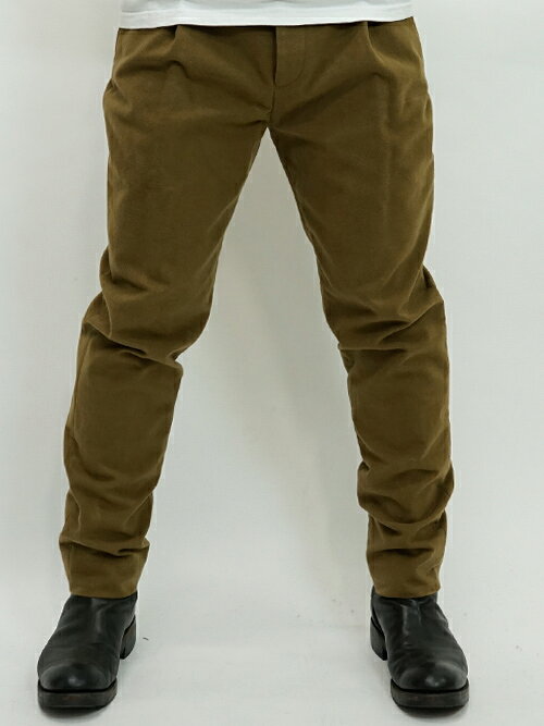 【KURO】GIZA MOLESKIN ONE TUCK TAPERED TROUSERS　テーパードパンツ　ワンタックパンツ　デニム　タックパンツ　モールスキン　メンズ　オリーブ【961889】