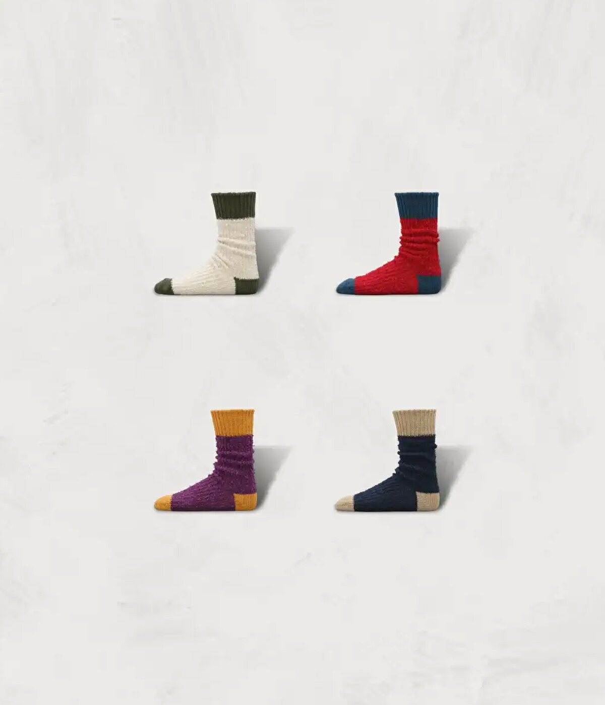 靴下で使われることがない、特殊な形状の糸を2種類組み合わせて編むことでユニークなテクスチャーを表現した靴下。 ・モニターの発色により、実物と異なる場合がございます。 ・本製品は旧式の編機で編み立てている性質上、編み始めや編み終わりの部分から糸の端末が出る場合がございますので予めご了承ください。 商品番号 sw-26 モデル Textured Multi-Color Cotton Socks 販売価格 ￥2,500 + tax シーズン オールシーズン 素材 綿 92％／ナイロン 7％／ポリウレタン 1％ 返品可否 返品不可