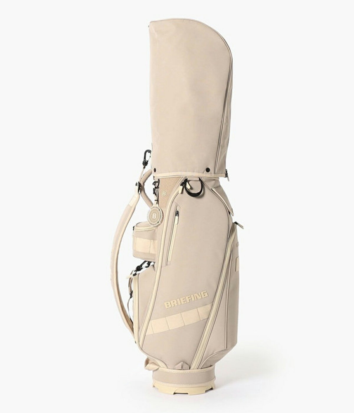 本体からパーツまでワントーンでまとめた、洗練されたニュートラルカラーが印象的なキャディバッグ。やわらかな色合いがゴルフスタイルに自然に溶け込み、上品で落ち着いた存在感を演出します。口径8.5型のコンパクト設計ながら、大小あわせて13箇所のポケットを装備。取り回しの良さと十分な収納力を兼ね備えた、機能美あふれる一本です。 【おすすめポイント】 -多彩な収納- ・大小あわせて13個のポケットを装備。 ・両サイドにアウターやフードを収納しやすい大型ジップポケットを配置。 ・内装には仕切りポケットを設け、整理しやすい設計。 ・フロント上段にティーやボール用の立体ポケット、下段にゴルフボール1ダースが収まるポケットを完備。 ・各収納部にYKK製WATER-R（撥水仕様）ファスナーを採用。 ・口枠は8.5型のコンパクト設計ながら、ウッド用スペースを広く確保し、出し入れをスムーズに。 -洗練されたニュートラルカラー- ・ロゴは射出成型TPUで立体的に表現。 ・ワントーンで統一しながらも奥行きを感じさせる仕上がり。 ・底面に成型ロゴ入りオリジナルパーツを採用。 ・本体と調和する丸型ネームプレートが付属。 -環境配慮と機能性を両立する素材- ・RPET（再生ポリエステル）を使用した高密度オリジナルファブリック。 ・シャリ感のあるドライな風合いと奥行きのある発色。 ・高密度織りによる耐久性と撥水加工で雨天時にも対応。 【NC SERIES】 キャディバッグ「CR-14」を中心に構成される『NC SERIES』。柔らかく取り入れやすい中間色で統一した上品なカラーリングと、合理的で無駄のない設計思想が特徴。デザイン性と実用性を高い次元で両立したシリーズです。 [SIZE] FREE 幅 29.0cm 高さ 85.0cm マチ 35.0cm 口枠 5分割 重量 3.4kg 商品番号 BRG261D01 モデル CR-14 販売価格 ￥58,000 + tax 素材 300デニール × 900デニール RPET コーデュラ(R) re/corTM 原産国 中国 返品可否 不可