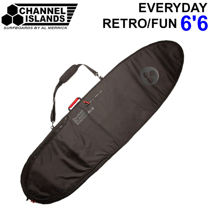 メーカー希望小売価格はメーカーカタログに基づいて掲載しています。CHANNEL ISLANDS 【チャンネルアイランド】 ボードケース 日本正規販売店EVERYDAY USE HYBRID RETRO FUN 6'6 日常的な紫外線ダメージや衝撃（へこみ）からボードを守るためのデイリープロテクションとして設計されています。 持ち運びや保管に最適で、フィッシュやミッドレングス形状のボードに対応する万能モデルです。 ・8mmフォームパッド入り ・耐候性素材 ・YKK 耐腐食ジッパー ・硬いジッパーがボードのレールに当たらないよう設計 ・内部ワックスポケット付き ・滑りにくい調節可能なショルダーストラップ ・6'6"以上のサイズにはフィン収納スロット付き 【サイズ】 6'6" ・長さ：202cm ・ノーズ幅(ノーズから約30cm)：49cm ・最大幅：62cm ・テール幅(テールから約30cm)：55cm ・ジッパーが開く長さ：76cm ※外寸サイズとなります。 ※スタッフ採寸の為、多少の誤差はご了承下さい。 ※入荷時期によりデザイン・カラーが異なる場合が御座います。予めご了承下さい。 ※モニター状況によって色味が異なって見える場合がございます。