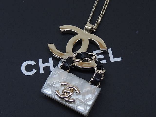 未使用 シャネル ■ B23C マトラッセ バッグモチーフ ゴールド×ホワイト ネックレス CHANEL レディース 2023クルーズ 新品 □5Eのサムネイル