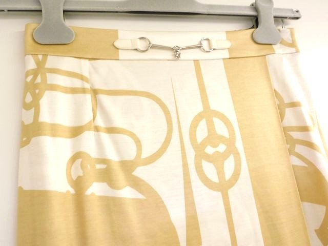 ブランドショップ　フォーサイトの新品同様品 HERMES エルメス ■ 2022年製 シルク100% 総柄デザイン ラップ スカート ベージュ系 レディース□ 7I キ1000｜アングル2