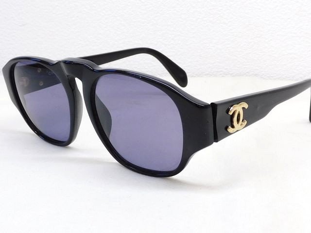 【カラー】：ブラック 【型番】：01452 94305 【サイズ】：約フレーム横幅13．5×レンズ縦4．8cm 【付属品】：特にありません 【ランクAB】：刻印の薄れやフレームの歪み等多少の使用感はありますが目立つ難点はありません。 当店は...