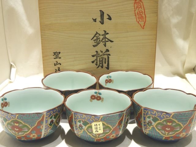 有田焼 徳幸窯 錦黒地金彩菊花紋4寸皿 新品・未使用品 5客セット台皿付き 有田焼 徳幸窯 錦黒地金彩菊花紋4寸皿 新品・未使用品 5