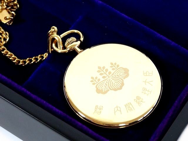 【フェイス】：約41mm 【ムーブメント】：クォーツ（電池交換済み） 【付属品】：ケース 【コンディション】：時計本体とケース共に多少の使用傷程度で目立つ難点はありません。チェーンは正規品です。 【ランク】：AB 【USED品】 当店は3人以上の現役鑑定士が鑑定済みで全て本物です 参考上代は輸入小売価格となり、諸事情により 一部変動する場合がございますのでご了承ください。 【発送方法】 　弊社指定業者（クロネコヤマト・佐川急便・普通郵便） 　配送業者の指定はできません。他の定形外運送での発送はしておりません 【送料】 　全商品送料無料 【代引き手数料】 商品金額と消費税（少数点以下は切り捨て）の合計が下記の金額の場合 3万円未満　　　 　　　　　330円 3万〜10万円未満　　　 　550円 10万〜30万円未満　　　 1，100円 銀行振込（楽天銀行） 商品金額＋消費税 (振込手数料はお客様ご負担) 郵便局・その他の銀行は取り扱っておりません （注）10万円以上のお振込の方は窓口で身分証明書が必要になります。 代金引換　商品金額＋消費税＋代引き手数料 ※支払金額の総合計が30万円以上になった場合は代金引換できませんのでお支払い方法はお振込かクレジットカード決済でお願い致します クレジット決済　（VISA・MASTER・JCB・AMEX・Diners）