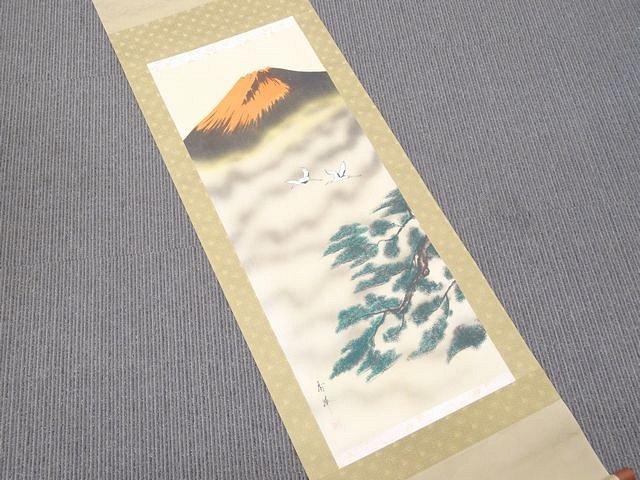【サイズ】：作品 40×102cm　掛け軸 52×180cm 【付属品】：専用のケース 【ランクAB】：本体は特に難点はない美品ですが木のケースがひび割れがあります。写真にてご確認ください。 当店は3人以上の現役鑑定士が鑑定済みで全て本物です 参考上代は輸入小売価格となり、諸事情により 一部変動する場合がございますのでご了承ください。 【発送方法】 　弊社指定業者（クロネコヤマト・佐川急便・普通郵便） 　配送業者の指定はできません。他の定形外運送での発送はしておりません 【送料】 　全商品送料無料 【代引き手数料】 商品金額と消費税（少数点以下は切り捨て）の合計が下記の金額の場合 3万円未満　　　 　　　　　330円 3万〜10万円未満　　　 　550円 10万〜30万円未満　　　 1，100円 銀行振込（楽天銀行） 商品金額＋消費税 (振込手数料はお客様ご負担) 郵便局・その他の銀行は取り扱っておりません （注）10万円以上のお振込の方は窓口で身分証明書が必要になります。 代金引換　商品金額＋消費税＋代引き手数料 ※支払金額の総合計が30万円以上になった場合は代金引換できませんのでお支払い方法はお振込かクレジットカード決済でお願い致します クレジット決済　（VISA・MASTER・JCB・AMEX・Diners）