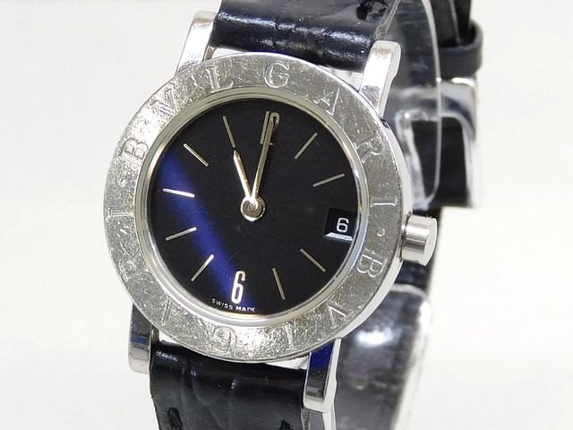 【フェイス】：約23mm（リューズ除く） 【腕回り】：約14～18cm（ベルトと尾錠は社外品です） 【ムーブメント】：クォーツ（電池交換済み） 【付属品】：特にありません。 【ランクB】：画像のような擦れや文字盤シミ・針腐食等使用感があります。 当店は3人以上の現役鑑定士が鑑定済みで全て本物です 参考上代は輸入小売価格となり、諸事情により 一部変動する場合がございますのでご了承ください。 【発送方法】 　弊社指定業者（クロネコヤマト・佐川急便・普通郵便） 　配送業者の指定はできません。他の定形外運送での発送はしておりません 【送料】 　全商品送料無料 【代引き手数料】 商品金額と消費税（少数点以下は切り捨て）の合計が下記の金額の場合 3万円未満　　　 　　　　　330円 3万〜10万円未満　　　 　550円 10万〜30万円未満　　　 1，100円 銀行振込（楽天銀行） 商品金額＋消費税 (振込手数料はお客様ご負担) 郵便局・その他の銀行は取り扱っておりません （注）10万円以上のお振込の方は窓口で身分証明書が必要になります。 代金引換　商品金額＋消費税＋代引き手数料 ※支払金額の総合計が30万円以上になった場合は代金引換できませんのでお支払い方法はお振込かクレジットカード決済でお願い致します クレジット決済　（VISA・MASTER・JCB・AMEX・Diners）