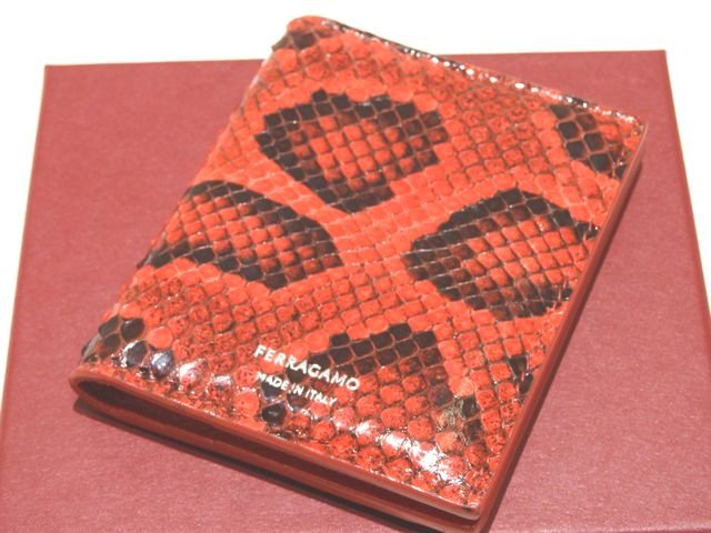 【サイズ】：約8×10cm 【カラー】：レッド系 【付属品】：箱等画像のもので全て 【ランクAB】：多少の小傷や汚れ等ございます。 当店は3人以上の現役鑑定士が鑑定済みで全て本物です 参考上代は輸入小売価格となり、諸事情により 一部変動する場合がございますのでご了承ください。 【発送方法】 　弊社指定業者（クロネコヤマト・佐川急便・普通郵便） 　配送業者の指定はできません。他の定形外運送での発送はしておりません 【送料】 　全商品送料無料 【代引き手数料】 商品金額と消費税（少数点以下は切り捨て）の合計が下記の金額の場合 3万円未満　　　 　　　　　330円 3万〜10万円未満　　　 　550円 10万〜30万円未満　　　 1，100円 銀行振込（楽天銀行） 商品金額＋消費税 (振込手数料はお客様ご負担) 郵便局・その他の銀行は取り扱っておりません （注）10万円以上のお振込の方は窓口で身分証明書が必要になります。 代金引換　商品金額＋消費税＋代引き手数料 ※支払金額の総合計が30万円以上になった場合は代金引換できませんのでお支払い方法はお振込かクレジットカード決済でお願い致します クレジット決済　（VISA・MASTER・JCB・AMEX・Diners）