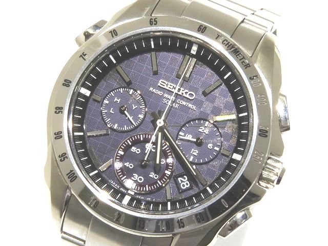 【ムーブメント】：ソーラー電波 【サイズ】：フェイス約44mm、ブレス約17.5cm 【素材】：シルバーステンレス 【型番】：8B82-0AE0 【付属品】：画像のもので全てです。 【ランクAB】：現状問題なく稼働しておりますが、電池残量は不明です。細かな擦れ小傷やペイントの掠れ等ございます 当店は3人以上の現役鑑定士が鑑定済みで全て本物です 参考上代は輸入小売価格となり、諸事情により 一部変動する場合がございますのでご了承ください。 【発送方法】 　弊社指定業者（クロネコヤマト・佐川急便・普通郵便） 　配送業者の指定はできません。他の定形外運送での発送はしておりません 【送料】 　全商品送料無料 【代引き手数料】 商品金額と消費税（少数点以下は切り捨て）の合計が下記の金額の場合 3万円未満　　　 　　　　　330円 3万〜10万円未満　　　 　550円 10万〜30万円未満　　　 1，100円 銀行振込（楽天銀行） 商品金額＋消費税 (振込手数料はお客様ご負担) 郵便局・その他の銀行は取り扱っておりません （注）10万円以上のお振込の方は窓口で身分証明書が必要になります。 代金引換　商品金額＋消費税＋代引き手数料 ※支払金額の総合計が30万円以上になった場合は代金引換できませんのでお支払い方法はお振込かクレジットカード決済でお願い致します クレジット決済　（VISA・MASTER・JCB・AMEX・Diners）