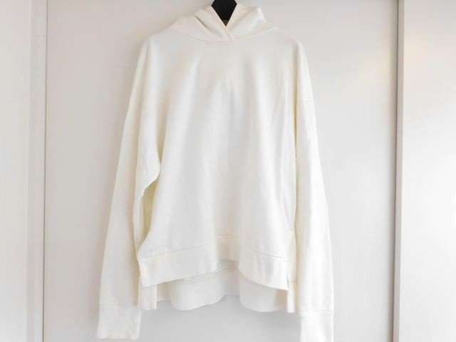 【定価】：20，900円 【サイズ】：表記F（約 肩幅62×身幅55×袖丈59×前着丈58cm） 【カラー】：アイボリー系 【素材】：画像にてご確認ください。 【付属品】：特にありません。 【ランクAB】：多少の汚れ擦れはございますが目立つ難点はありません。 当店は3人以上の現役鑑定士が鑑定済みで全て本物です 参考上代は輸入小売価格となり、諸事情により 一部変動する場合がございますのでご了承ください。 【発送方法】 　弊社指定業者（クロネコヤマト・佐川急便・普通郵便） 　配送業者の指定はできません。他の定形外運送での発送はしておりません 【送料】 　全商品送料無料 【代引き手数料】 商品金額と消費税（少数点以下は切り捨て）の合計が下記の金額の場合 3万円未満　　　 　　　　　330円 3万〜10万円未満　　　 　550円 10万〜30万円未満　　　 1，100円 銀行振込（楽天銀行） 商品金額＋消費税 (振込手数料はお客様ご負担) 郵便局・その他の銀行は取り扱っておりません （注）10万円以上のお振込の方は窓口で身分証明書が必要になります。 代金引換　商品金額＋消費税＋代引き手数料 ※支払金額の総合計が30万円以上になった場合は代金引換できませんのでお支払い方法はお振込かクレジットカード決済でお願い致します クレジット決済　（VISA・MASTER・JCB・AMEX・Diners）
