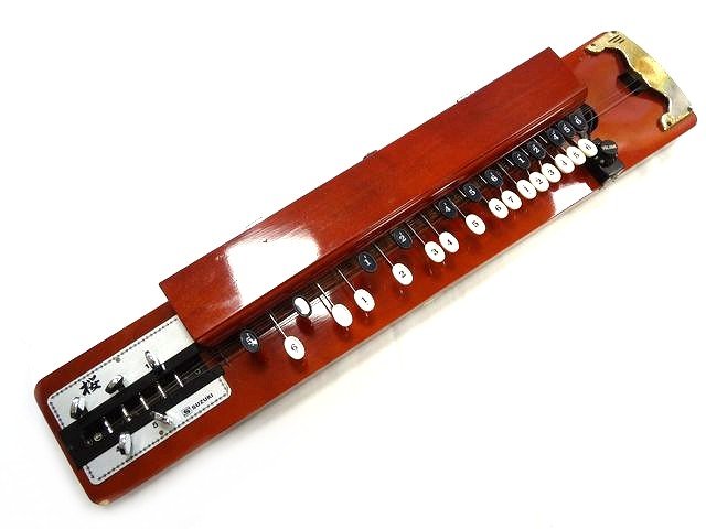 【サイズ】：全長約69cm 【付属品】：写真の物で全てです。 【ランクAB】：専門知識は無いですがボタンを押すと玄は鳴っています。アンプを使った動作確認は出来ておりません。簡易的な掃除はしておりますが、こびりついた汚れは取れておりません。多少の使用傷と汚れがあります。ケースに名前が書いてあります。 当店は3人以上の現役鑑定士が鑑定済みで全て本物です 参考上代は輸入小売価格となり、諸事情により 一部変動する場合がございますのでご了承ください。 【発送方法】 　弊社指定業者（クロネコヤマト・佐川急便・普通郵便） 　配送業者の指定はできません。他の定形外運送での発送はしておりません 【送料】 　全商品送料無料 【代引き手数料】 商品金額と消費税（少数点以下は切り捨て）の合計が下記の金額の場合 3万円未満　　　 　　　　　330円 3万〜10万円未満　　　 　550円 10万〜30万円未満　　　 1，100円 銀行振込（楽天銀行） 商品金額＋消費税 (振込手数料はお客様ご負担) 郵便局・その他の銀行は取り扱っておりません （注）10万円以上のお振込の方は窓口で身分証明書が必要になります。 代金引換　商品金額＋消費税＋代引き手数料 ※支払金額の総合計が30万円以上になった場合は代金引換できませんのでお支払い方法はお振込かクレジットカード決済でお願い致します クレジット決済　（VISA・MASTER・JCB・AMEX・Diners）