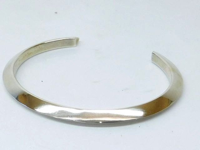 【サイズ】：約70×53mm　バングル幅約46mm　手首を入れる部分約35mm 【素材】：シルバー925 【付属品】：画像の箱等 【ランクA】：若干の擦れ程度で特に難点のない美品です。 当店は3人以上の現役鑑定士が鑑定済みで全て本物です 参考上代は輸入小売価格となり、諸事情により 一部変動する場合がございますのでご了承ください。 【発送方法】 　弊社指定業者（クロネコヤマト・佐川急便・普通郵便） 　配送業者の指定はできません。他の定形外運送での発送はしておりません 【送料】 　全商品送料無料 【代引き手数料】 商品金額と消費税（少数点以下は切り捨て）の合計が下記の金額の場合 3万円未満　　　 　　　　　330円 3万〜10万円未満　　　 　550円 10万〜30万円未満　　　 1，100円 銀行振込（楽天銀行） 商品金額＋消費税 (振込手数料はお客様ご負担) 郵便局・その他の銀行は取り扱っておりません （注）10万円以上のお振込の方は窓口で身分証明書が必要になります。 代金引換　商品金額＋消費税＋代引き手数料 ※支払金額の総合計が30万円以上になった場合は代金引換できませんのでお支払い方法はお振込かクレジットカード決済でお願い致します クレジット決済　（VISA・MASTER・JCB・AMEX・Diners）