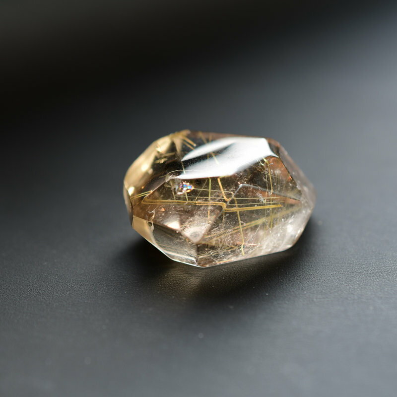  虹入り金針原石  一点物 ゴールドルチル原石 15g GHG7 巾着1枚＆座...