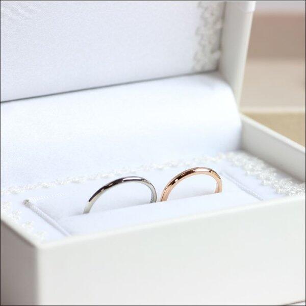 結婚指輪【純白のマリッジリング+ブライダルケース付】【アンジェリーク天使が見守るリング 】【シルバー ゴールド ピンクゴールド ブラック 選べるカラー】 サージ...