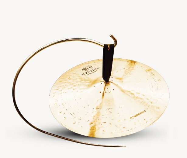 Constantinople Suspended17インチ43cm コンスタンチノープル サスペンドZildjian コンスタンチノープル サスペンド。低域から高域まで、倍音豊かな心地よい響きを奏でる。素早いレスポンスと優れたダイナミクス 性能をもつシンバル。アーム、ストラップは別売りです。