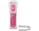 【新品】　（税込価格）Wiiリモコンプラス ピンク（pink）（任天堂製純正品） ★より細かな動きを感知できるWiiモーションプラス機能を内蔵！ ★別売のWiiモーションプラスを取りつけなくても、対応ソフトが遊べます。 ★Wiiリモコンジャケットは装着済みです。 ※本商品は、【サイズ小】の宅配便送料になります。　