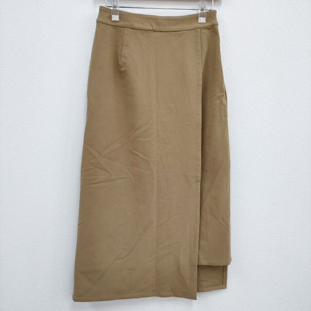 LF95651-919508-69 商品説明 ブランド Graphpaper アイテム ロングスカート 新品 Meryl Nylon Wrap Skirt GL201-40107B 定価24200円 ラップ カラー ベージュ※色は実物を見て判断したものを記載しております。発売時のカラー展開は把握しておりませんので、メーカー公式のカラーとは異なる場合もございます事をご了承くださいませ。 性別タイプ レディース 表記サイズ 0 実寸サイズ 着丈：約86cmウエスト：約66cmヒップ：約45cm※記載以外のサイズが合わないことを理由とした返品はできませんので、 記載部分以外で実寸サイズの気になる箇所があれば必ず購入前にご質問ください。 品質表示 ナイロン90％ ポリウレタン10％ 季節・シーズン 春秋 状態 【参考ランク】 S 【全体の印象】 新品未使用品です。 【新品について】 ※保管中に出品時になかった汚れや傷などがつく場合もございます。状態について気になる場合は、必ずご購入前にお問い合わせ下さい。 ※保管時にできた折りジワ、繊維付着などはご容赦下さい。 仕様 ポケット：あり着脱仕様： サイドジップ 透け感： なし 裏地： なし 定価 24200円 商品説明 品番：GL201-40107B その他 ※モニターの発色の具合によって実際のものと色が異なる場合があります。 質問などありましたらご遠慮なくどうぞ！