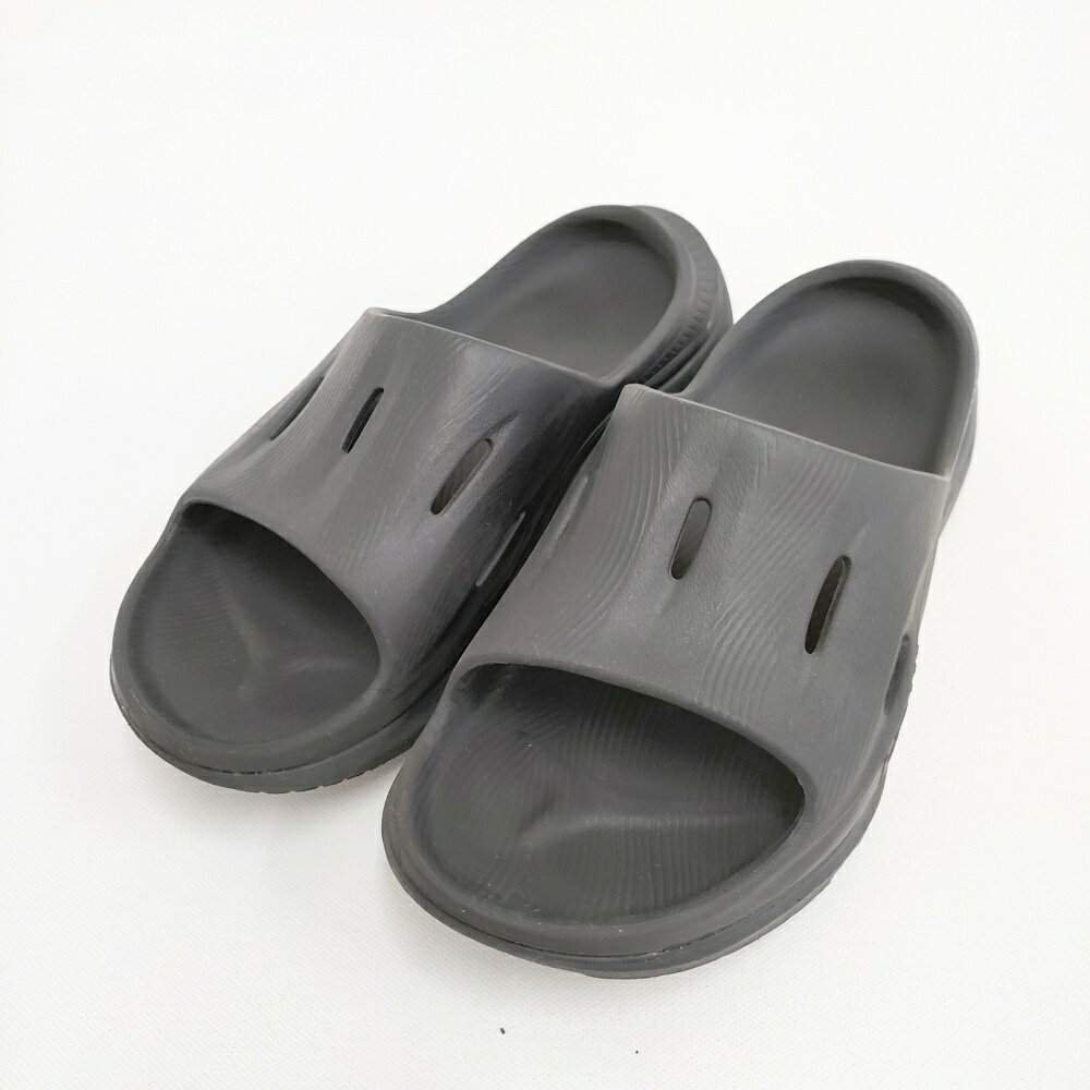 M101650-911708-49 商品説明 ブランド HOKA ONE ONE アイテム サンダル RECOVERY SLIDE スライド リカバリーサンダル カラー ブラック※色は実物を見て判断したものを記載しております。発売時のカラー展開は把握しておりませんので、メーカー公式のカラーとは異なる場合もございます事をご了承くださいませ。 性別タイプ メンズ 表記サイズ 表記なし 実寸サイズ ソール最大幅：約11.2cmソール厚：約3cm全高：約11cm備考ソール厚：おおよその採寸※採寸画像がある商品はハンガーに吊るした状態での計測のため、平置きでの採寸とは差が生じる場合がございます。平置きでの実寸サイズをご希望の場合は、ご購入前に必ずご質問ください。 ※記載以外のサイズが合わないことを理由とした返品はできませんので、 記載部分以外で実寸サイズの気になる箇所があれば必ず購入前にご質問ください。 品質表示 表記ないため不明 季節・シーズン 夏 状態 【参考ランク】 B 【全体の印象】 使用感が見受けられますが、使用する上で支障となるような大きなダメージではないと思います。 【状態】 使用感 、 汚れ 【細かく見ると】 アウトソールに汚れあり ※保管時にできた折りジワ、繊維付着などはご容赦下さい。 仕様 その他 ※モニターの発色の具合によって実際のものと色が異なる場合があります。 質問などありましたらご遠慮なくどうぞ！
