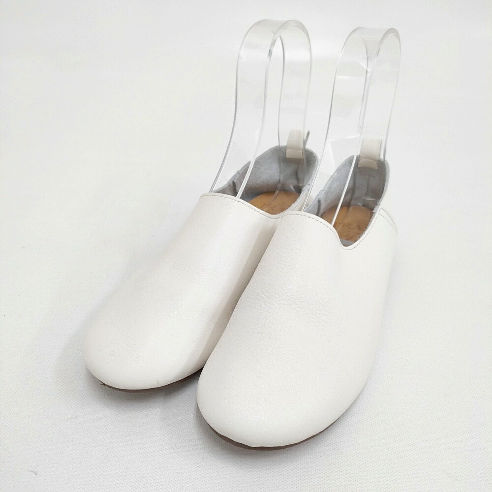 L281845-93008-29 商品説明 ブランド TRAD トラッド アイテム スリッポン ソフトレザースリッポン シューズ 日本製 23.5cm カラー ホワイト※色は実物を見て判断したものを記載しております。発売時のカラー展開は把握しておりませんので、メーカー公式のカラーとは異なる場合もございます事をご了承くださいませ。 性別タイプ レディース 表記サイズ 23.5 実寸サイズ JP靴サイズ：23.5cmソール最大幅：約7.8cmヒール高：約1.3cm全高：約24.5cm※採寸画像がある商品はハンガーに吊るした状態での計測のため、平置きでの採寸とは差が生じる場合がございます。平置きでの実寸サイズをご希望の場合は、ご購入前に必ずご質問ください。 ※記載以外のサイズが合わないことを理由とした返品はできませんので、 記載部分以外で実寸サイズの気になる箇所があれば必ず購入前にご質問ください。 品質表示 表記ないため不明 季節・シーズン オールシーズン 状態 【参考ランク】 A-B 【全体の印象】 やや使用感はありますが、全体的な印象としては綺麗です。 【状態】 やや使用感 、 汚れ 【細かく見ると】 アウトソールに汚れあり アッパーに履きジワ、左足かかとに緑っぽい汚れあり ※保管時にできた折りジワ、繊維付着などはご容赦下さい。 仕様 その他 ※モニターの発色の具合によって実際のものと色が異なる場合があります。 質問などありましたらご遠慮なくどうぞ！