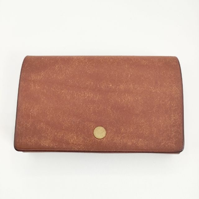 L291410-911708-49 商品説明 ブランド lampan らんぱん アイテム 名刺入れ krum 定価9900円 カードケース レザー カラー ブラウン※色は実物を見て判断したものを記載しております。発売時のカラー展開は把握しておりませんので、メーカー公式のカラーとは異なる場合もございます事をご了承くださいませ。 性別タイプ ユニセックス 実寸サイズ 縦：約6.8cm横：約10.5cmマチ：約1.8cm※採寸画像がある商品はハンガーに吊るした状態での計測のため、平置きでの採寸とは差が生じる場合がございます。平置きでの実寸サイズをご希望の場合は、ご購入前に必ずご質問ください。 ※記載以外のサイズが合わないことを理由とした返品はできませんので、 記載部分以外で実寸サイズの気になる箇所があれば必ず購入前にご質問ください。 品質表示 レザー 季節・シーズン オールシーズン 状態 【参考ランク】 A-B 【全体の印象】 やや使用感はありますが、全体的な印象としては綺麗です。 【におい】 革製品 【風合い】 色ムラ ※保管時にできた折りジワ、繊維付着などはご容赦下さい。 仕様 開閉仕様: ボタン 外ポケット数： なし 定価 9900円 その他 ※モニターの発色の具合によって実際のものと色が異なる場合があります。 質問などありましたらご遠慮なくどうぞ！