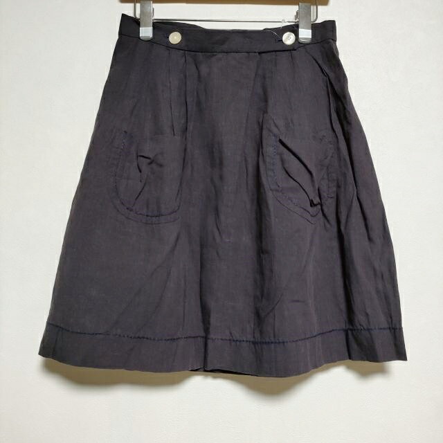 L238354-19260815-19 商品説明 ブランド homspun アイテム スカート 111-4320 リネン カラー パープル※色は実物を見て判断したものを記載しております。発売時のカラー展開は把握しておりませんので、メーカー公式のカラーとは異なる場合もございます事をご了承くださいませ。 性別タイプ レディース 表記サイズ M 実寸サイズ 着丈：約54cmウエスト：約72cmヒップ：約53cm※記載以外のサイズが合わないことを理由とした返品はできませんので、 記載部分以外で実寸サイズの気になる箇所があれば必ず購入前にご質問ください。 品質表示 麻100％ 季節・シーズン 春秋 状態 【参考ランク】 B 【全体の印象】 使用感が見受けられますが、使用する上で支障となるような大きなダメージではないと思います。 【状態】 シワ 、 ヨレ 、 経年変化 、 色あせ 【風合い】 ネップ ※保管時にできた折りジワ、繊維付着などはご容赦下さい。 仕様 ポケット：あり透け感： ややあり 裏地： なし その他 ※モニターの発色の具合によって実際のものと色が異なる場合があります。 質問などありましたらご遠慮なくどうぞ！